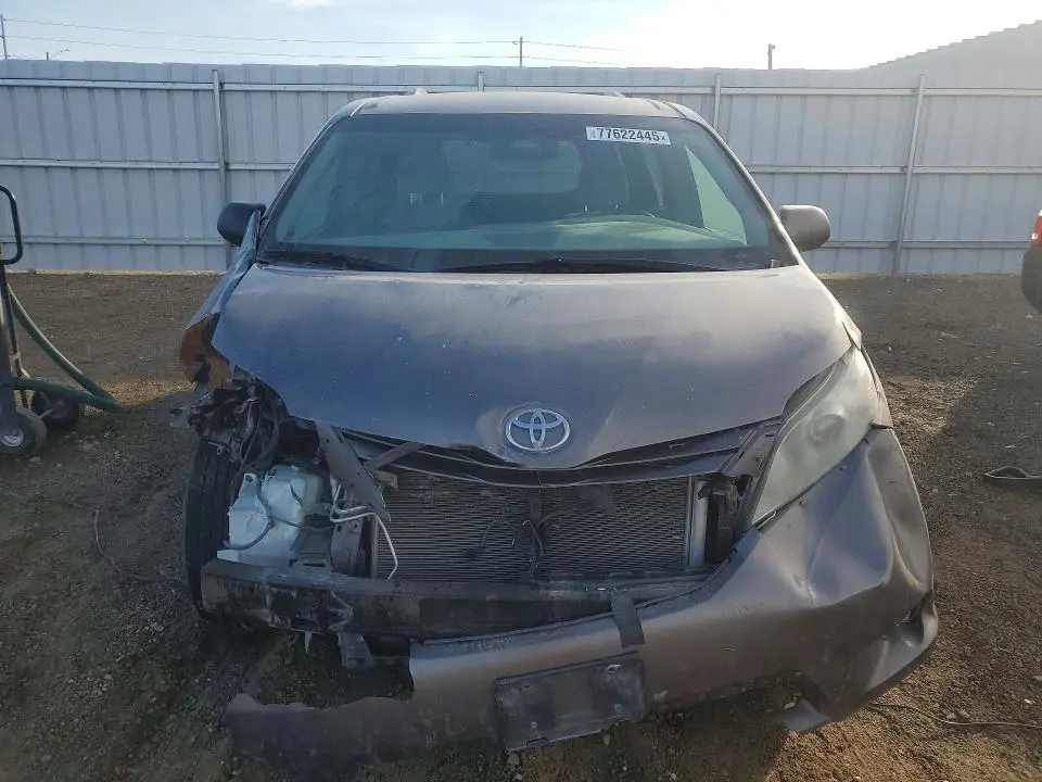 2015 TOYOTA SIENNA LE  