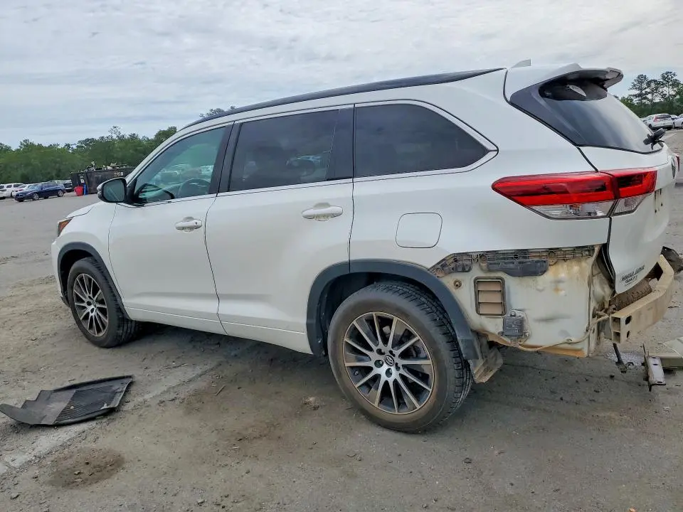 2018 TOYOTA HIGHLANDER SE  