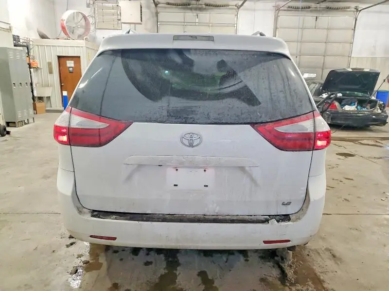2015 TOYOTA SIENNA LE  