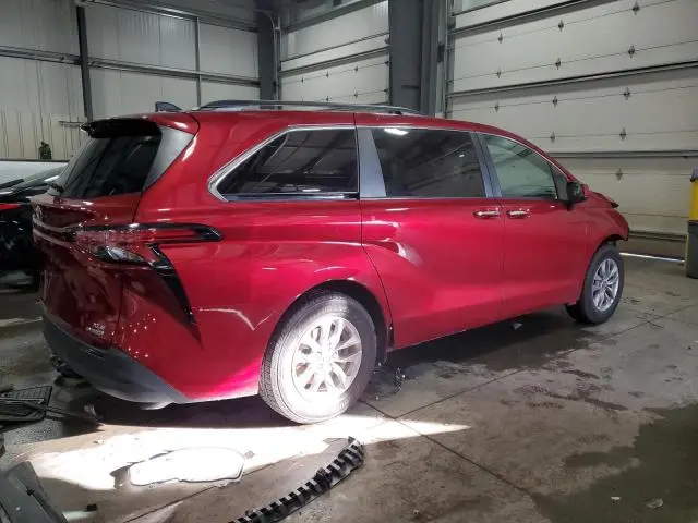 2022 TOYOTA SIENNA XLE  