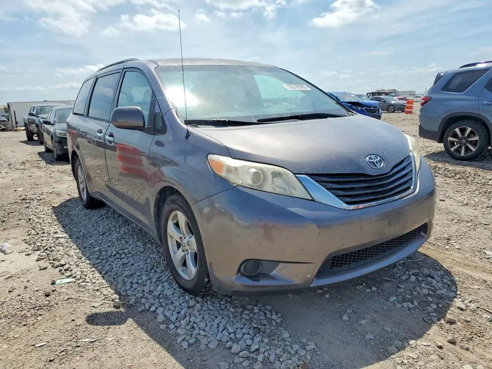 2014 TOYOTA SIENNA LE  