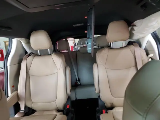 2021 TOYOTA SIENNA XLE  