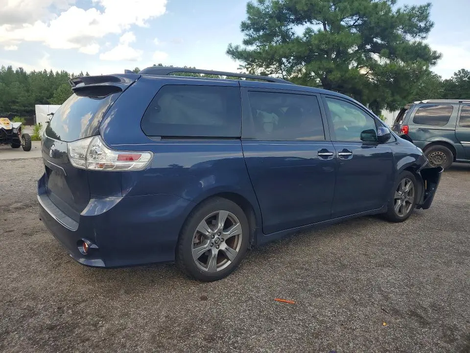 2018 TOYOTA SIENNA SE PREMIUM 8-PASSENGER  