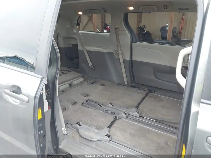 2013 TOYOTA SIENNA XLE V6 8 PASSENGER