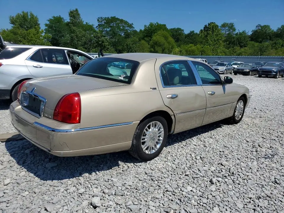 2011 LINCOLN TOWN CAR SIGNATURE LIMITED  
