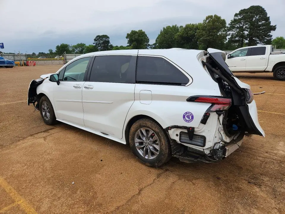 2022 TOYOTA SIENNA XLE  