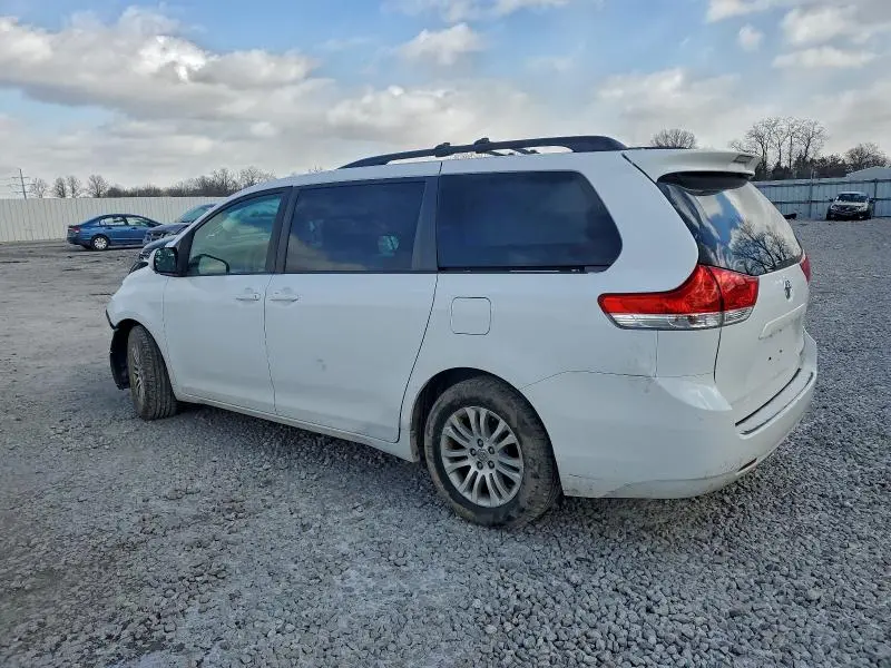 2013 TOYOTA SIENNA XLE  
