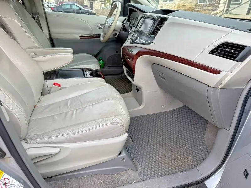 2011 TOYOTA SIENNA XLE  