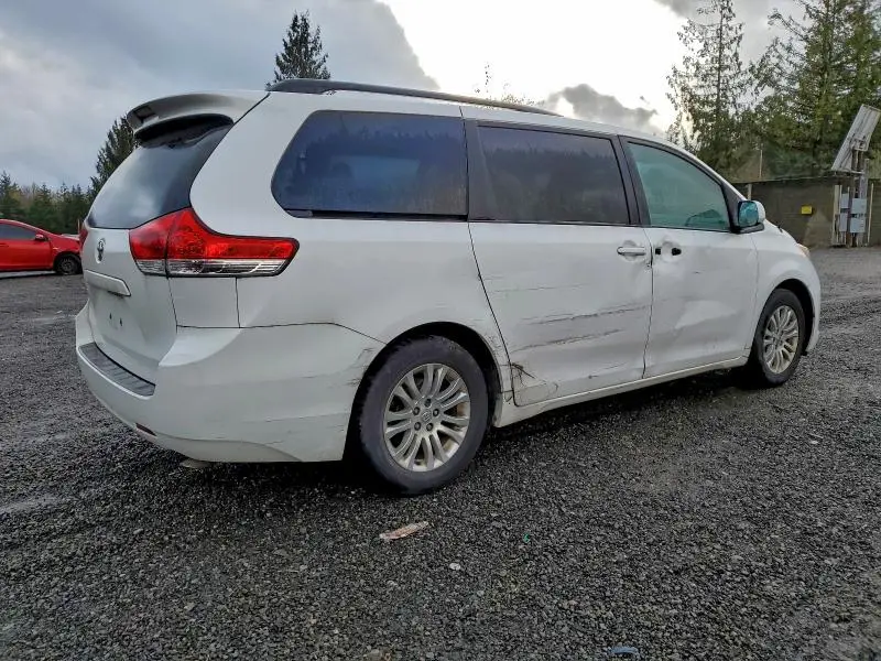 2012 TOYOTA SIENNA SE 8-PASSENGER  