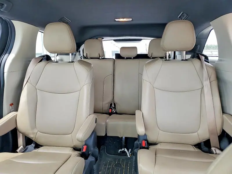 2021 TOYOTA SIENNA XLE  
