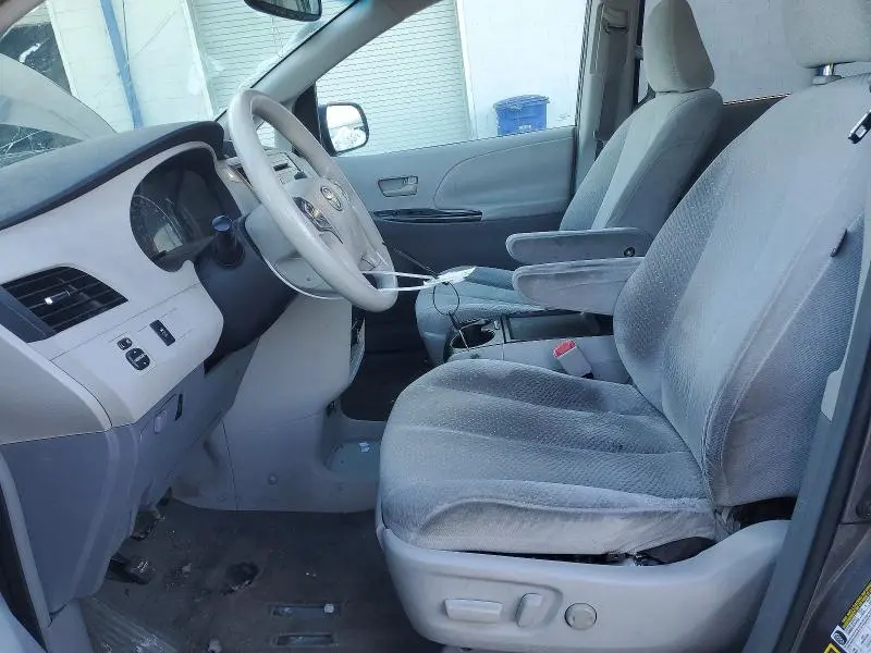2011 TOYOTA SIENNA LE 8-PASSENGER  