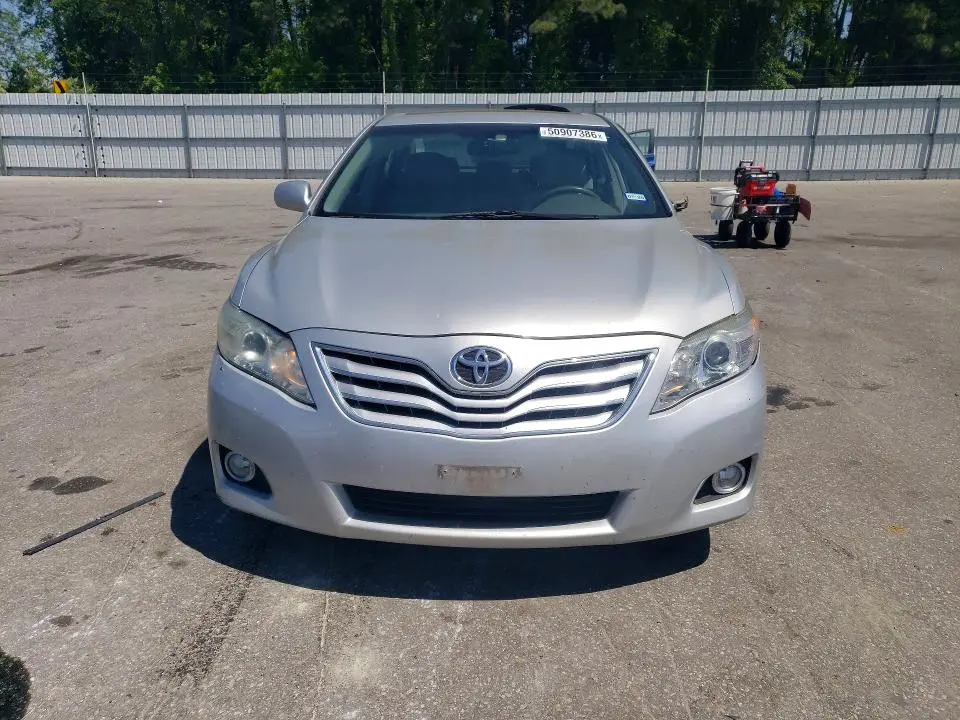 2011 TOYOTA CAMRY XLE V6  