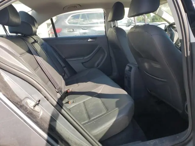 2011 VOLKSWAGEN JETTA SE  