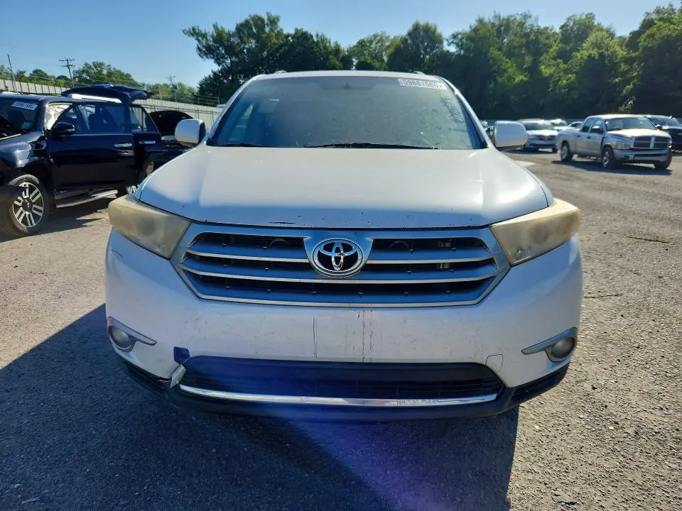 2011 TOYOTA HIGHLANDER SE  