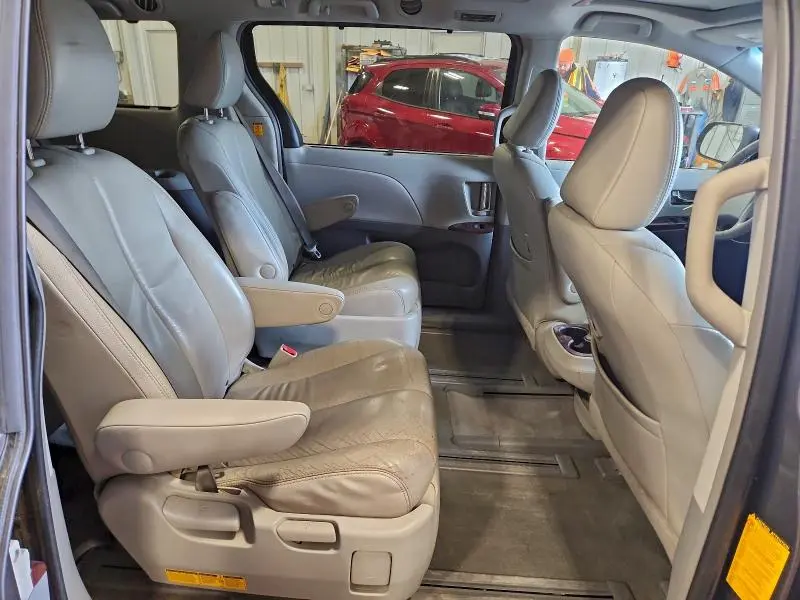2013 TOYOTA SIENNA XLE  