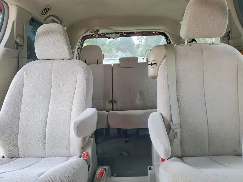 2013 TOYOTA SIENNA LE 8-PASSENGER  