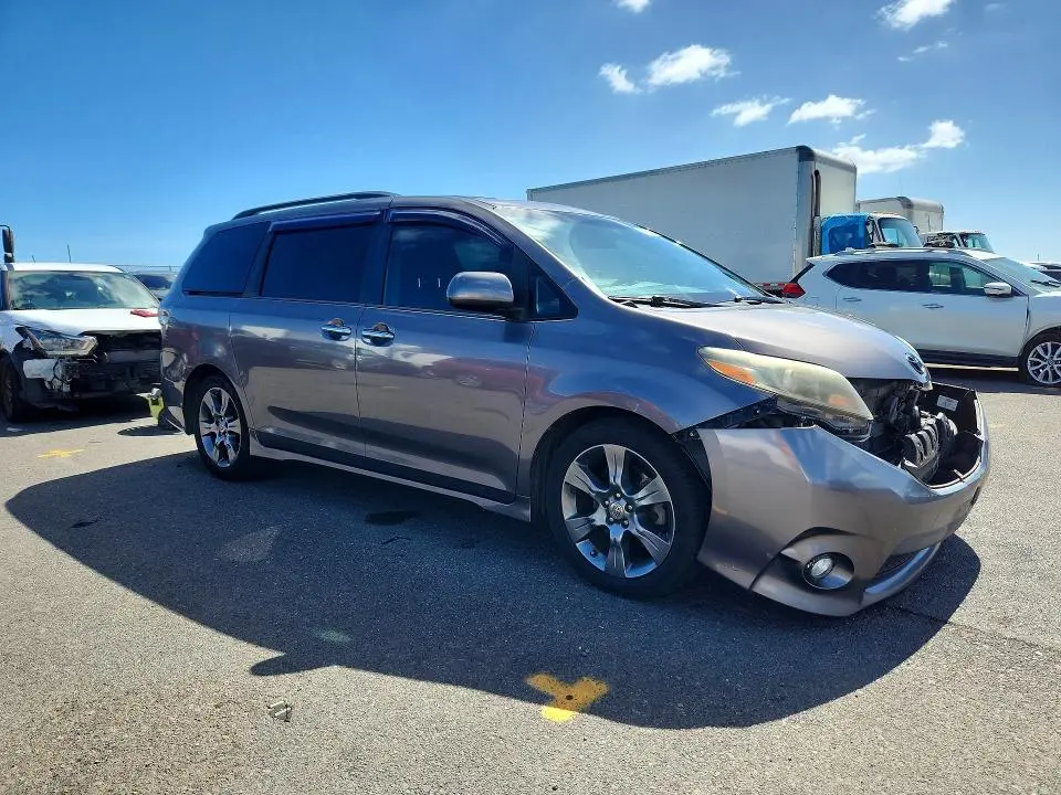 2016 TOYOTA SIENNA SE  