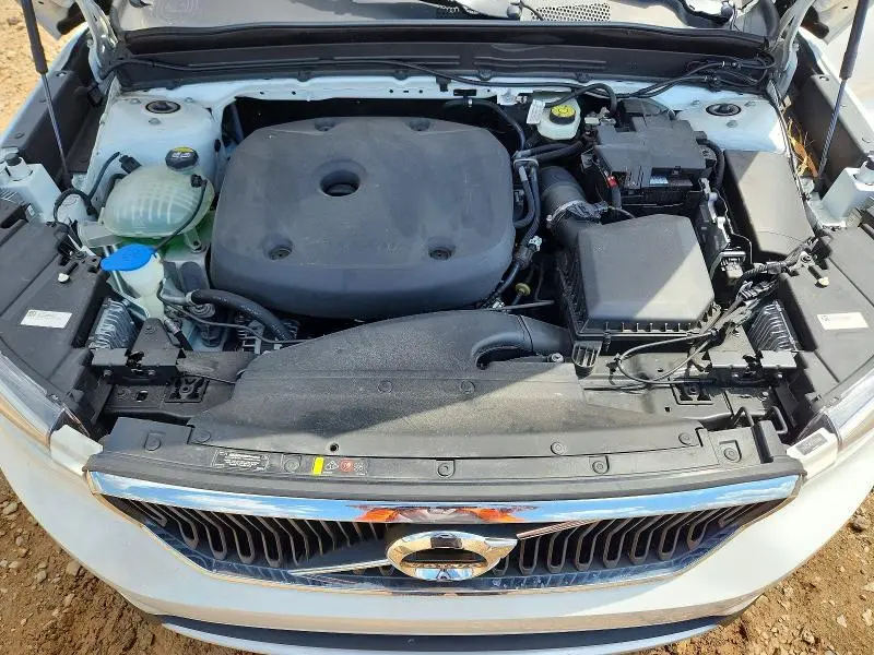 2020 VOLVO XC40 T4 MOMENTUM  