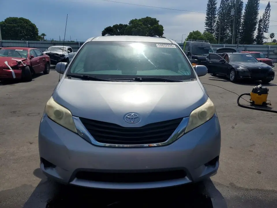 2014 TOYOTA SIENNA LE  