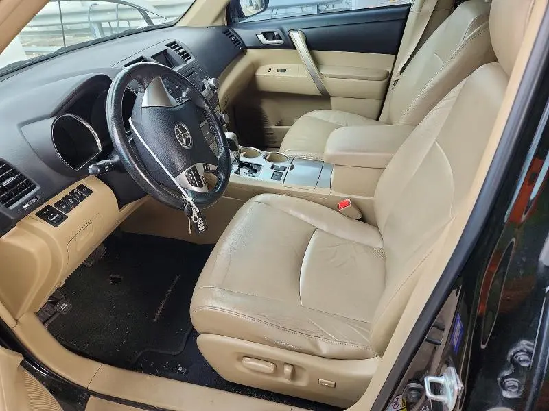 2011 TOYOTA HIGHLANDER SE  