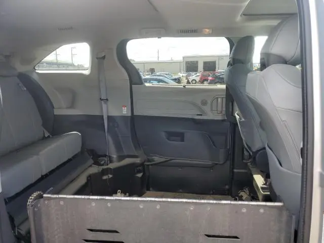 2022 TOYOTA SIENNA XLE  