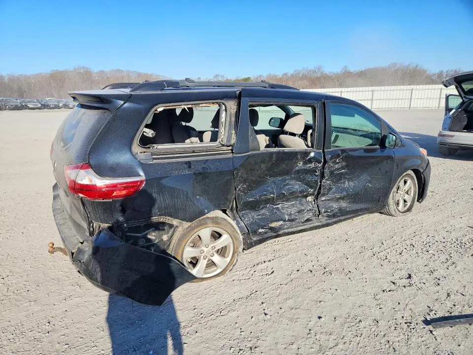 2015 TOYOTA SIENNA LE  