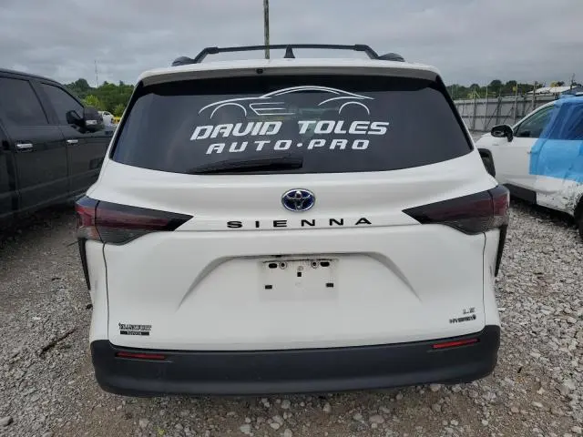 2024 TOYOTA SIENNA LE  