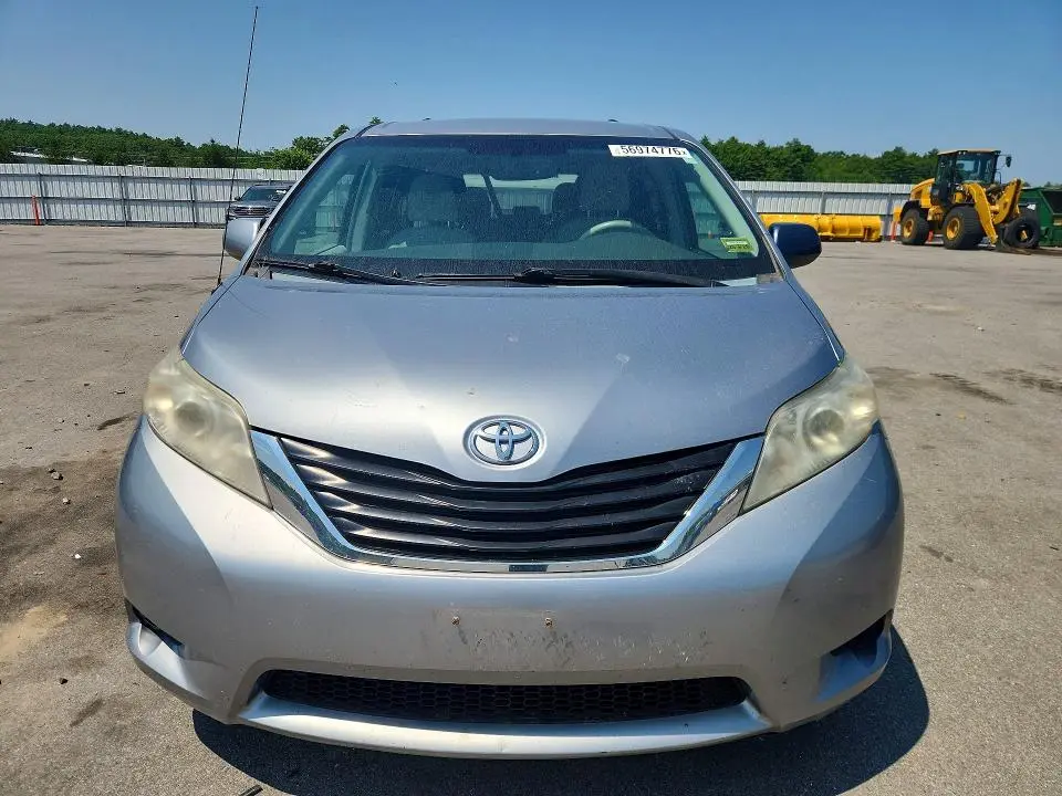 2013 TOYOTA SIENNA LE  