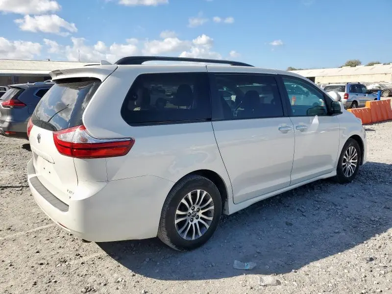 2019 TOYOTA SIENNA XLE  