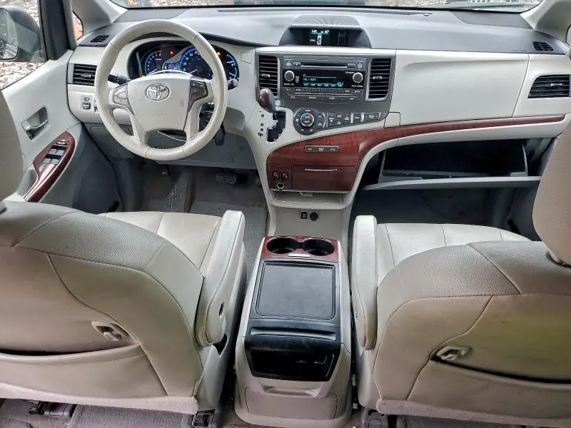 2014 TOYOTA SIENNA XLE  