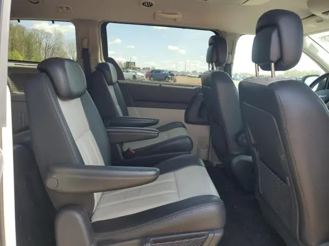2010 CHRYSLER TOWN & COUNTRY TOURING PLUS  
