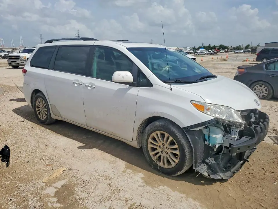 2014 TOYOTA SIENNA XLE 8-PASSENGER  