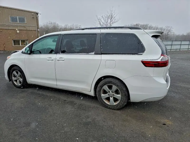 2017 TOYOTA SIENNA LE  