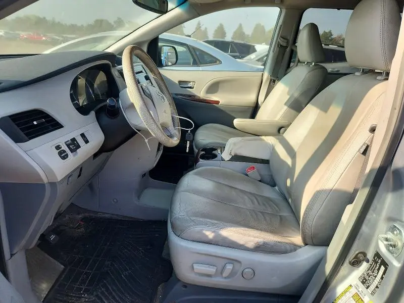 2014 TOYOTA SIENNA XLE 8-PASSENGER  