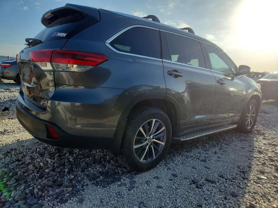 2017 TOYOTA HIGHLANDER XLE  