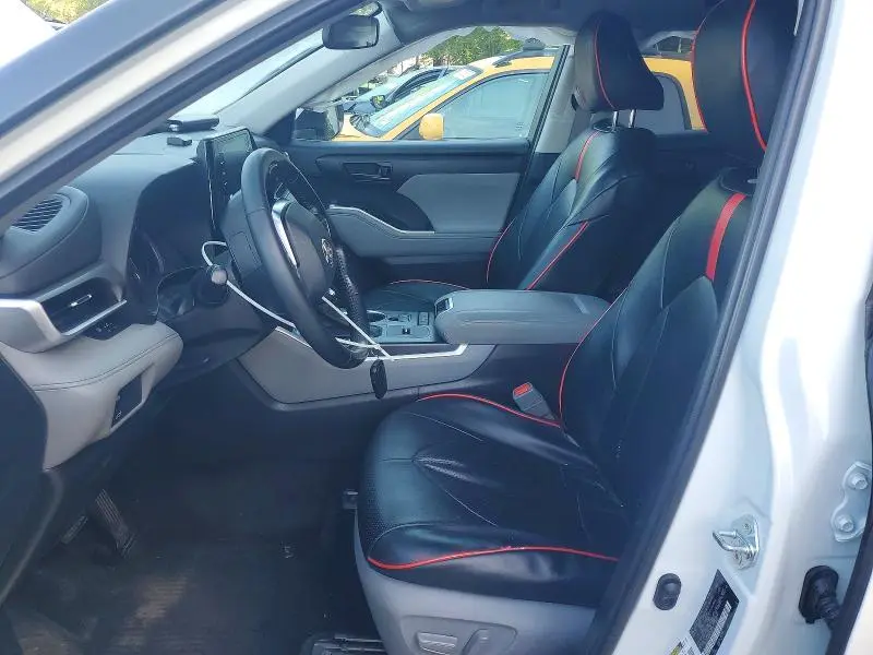 2021 TOYOTA HIGHLANDER LE  