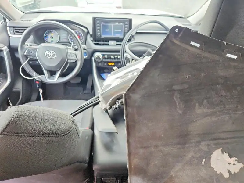 2021 TOYOTA RAV4 XLE  