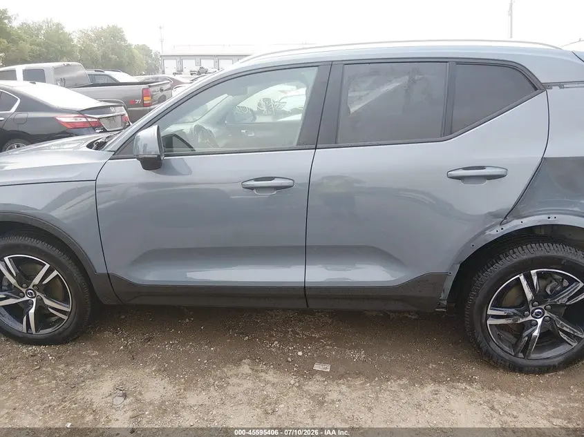 2023 VOLVO XC40 B5 CORE