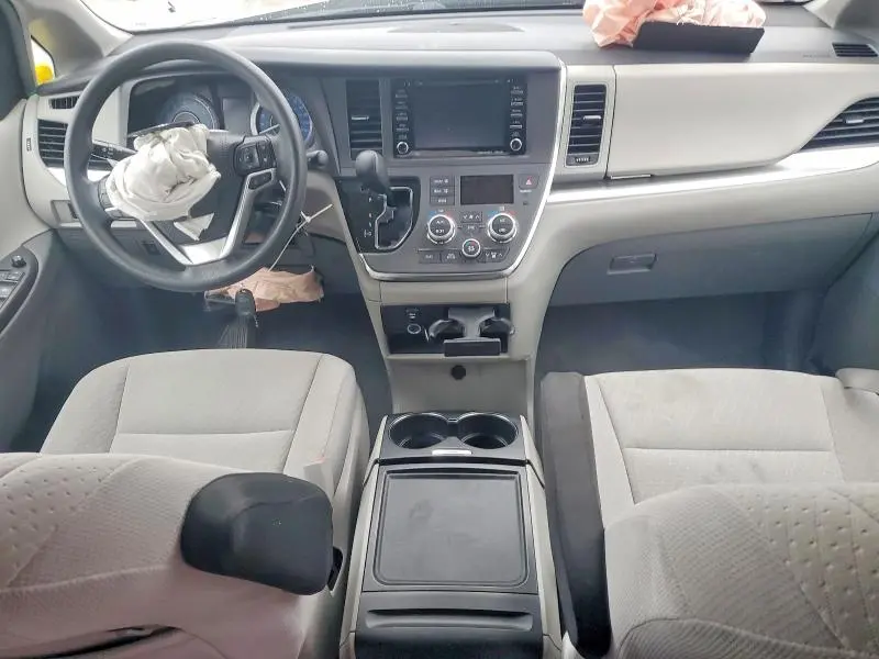 2019 TOYOTA SIENNA LE  