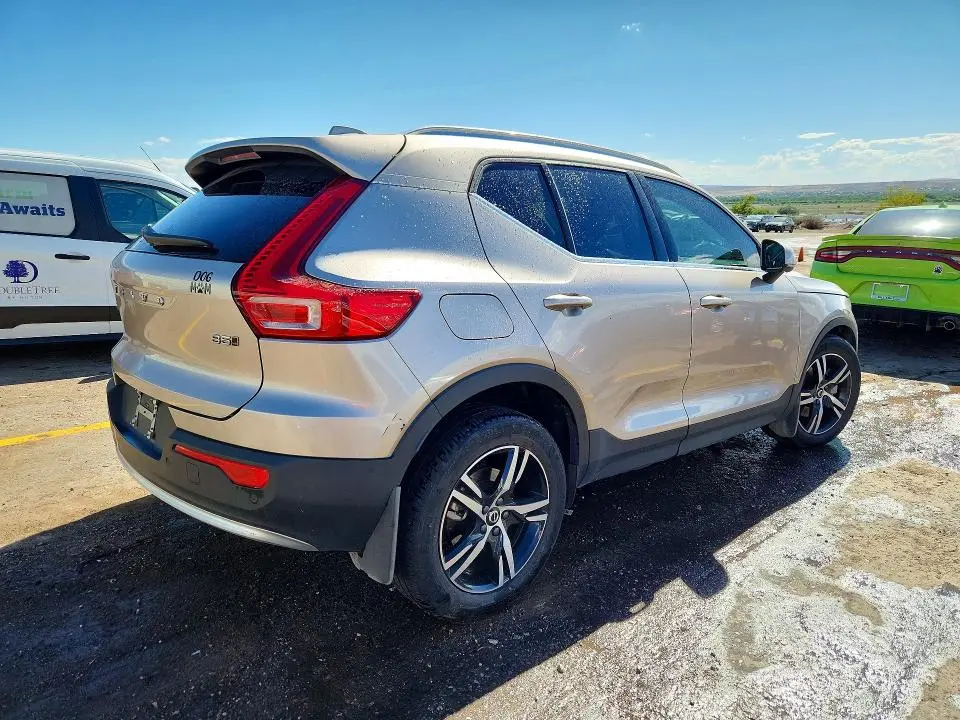 2023 VOLVO XC40 PLUS  