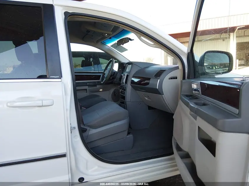2010 CHRYSLER TOWN & COUNTRY TOURING
