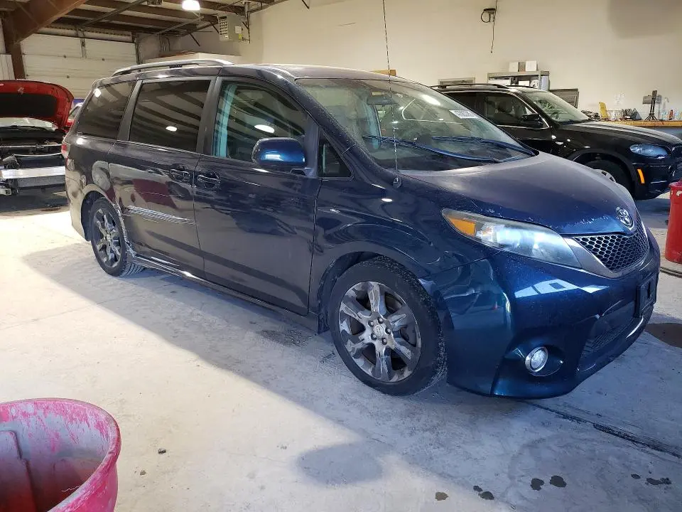 2011 TOYOTA SIENNA SE 8-PASSENGER  