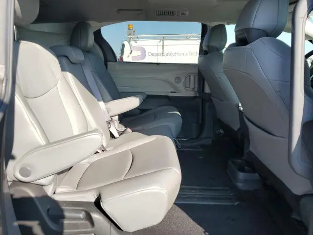 2022 TOYOTA SIENNA LE  