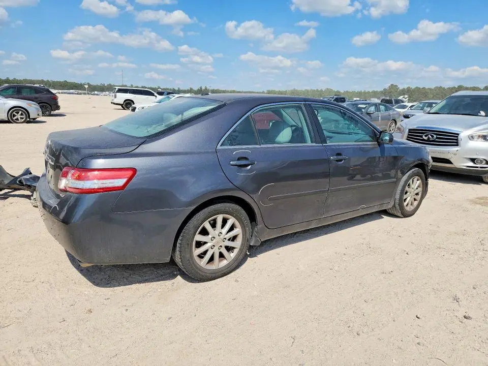 2011 TOYOTA CAMRY XLE V6  
