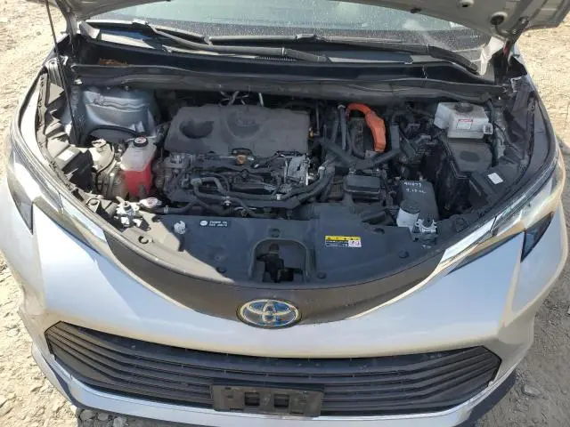 2021 TOYOTA SIENNA XLE  