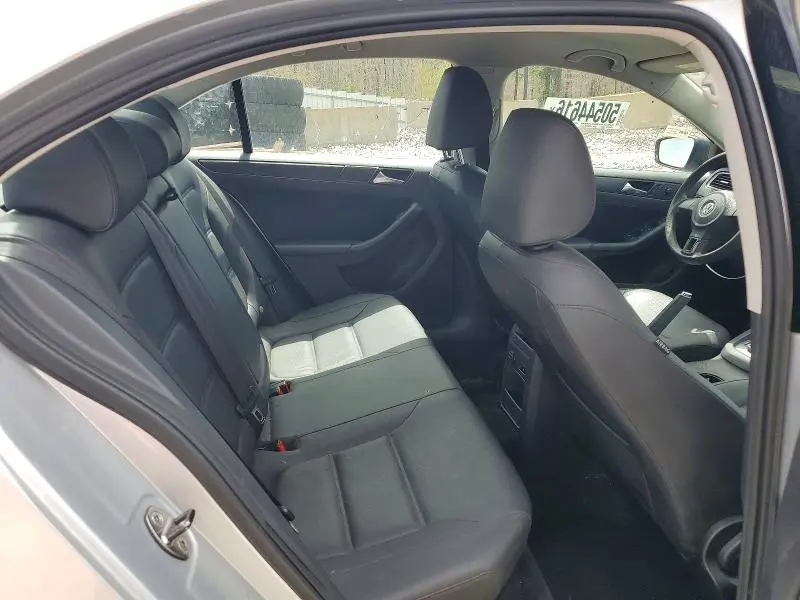 2011 VOLKSWAGEN JETTA SE  