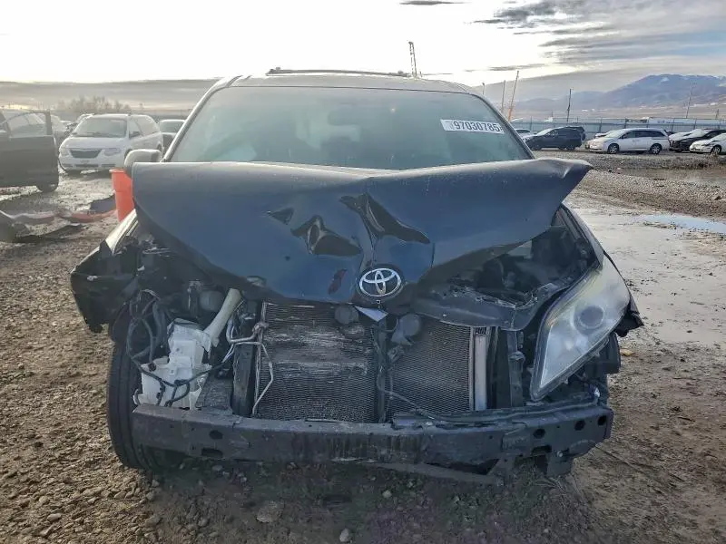 2016 TOYOTA SIENNA XLE  