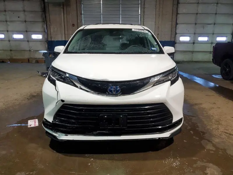2023 TOYOTA SIENNA LE 8-PASSENGER  