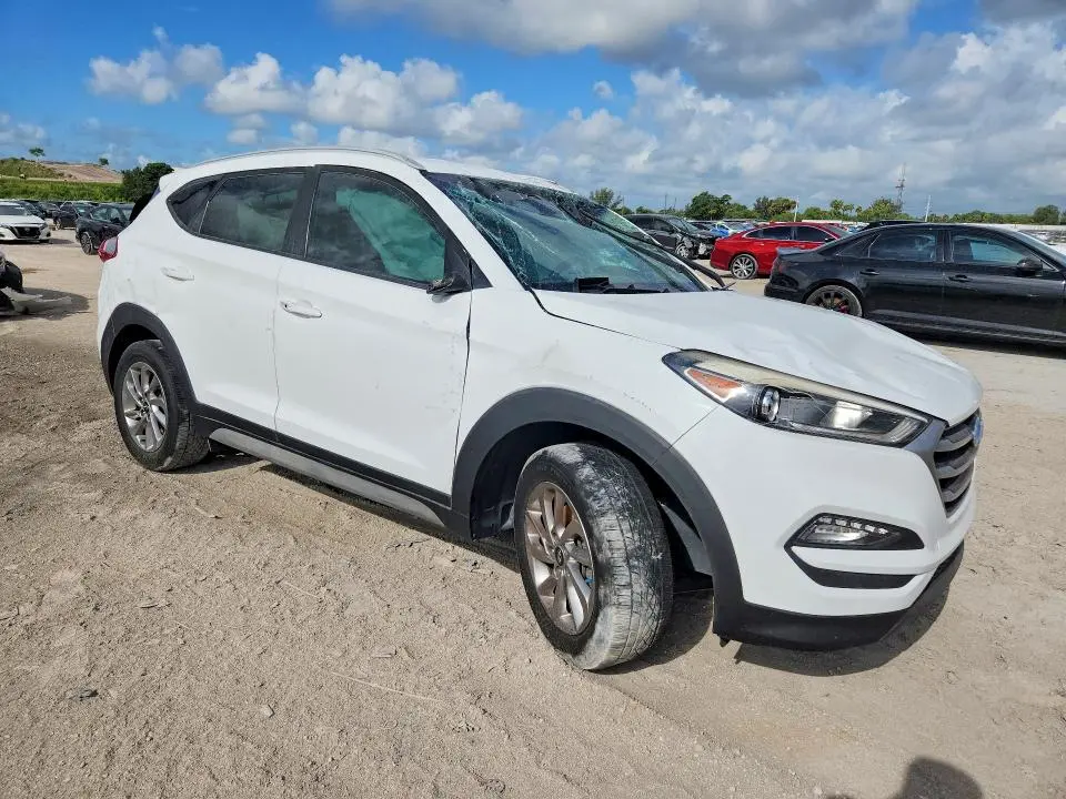 2017 HYUNDAI TUCSON SE PLUS  