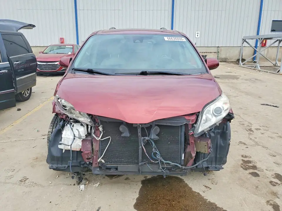 2018 TOYOTA SIENNA XLE PREMIUM 8-PASSENGER  